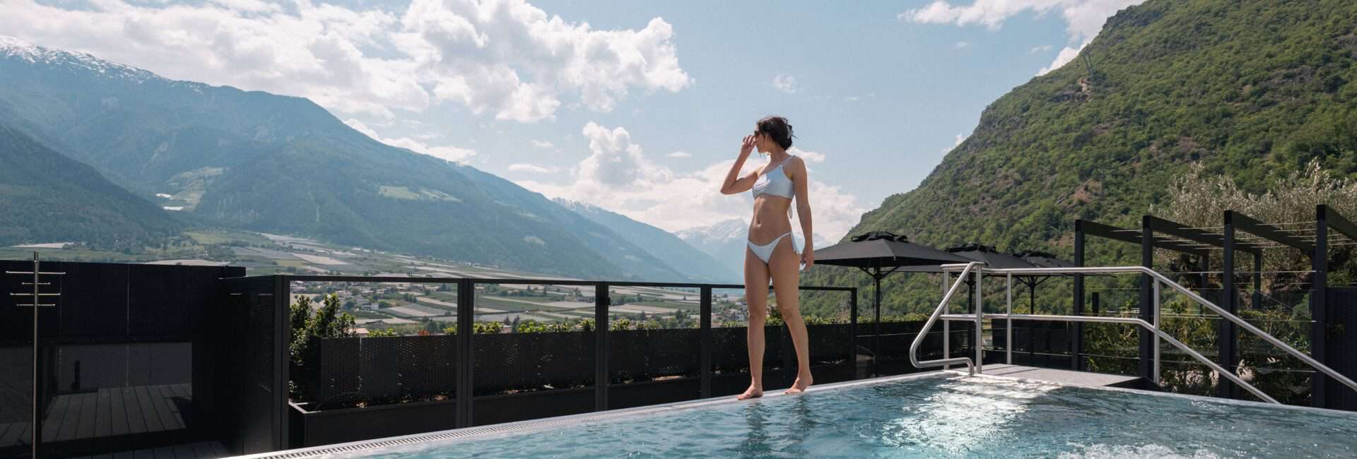 Preidlhof Neu-Infinity Rooftop Spa - Pool view-min