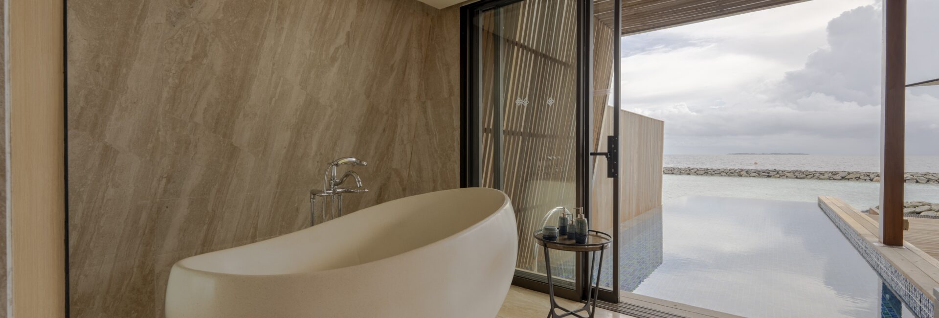 St. Regis Maldives Vommuli/ Two-Bedroom Ocean Villa with Pool Master Bathroom